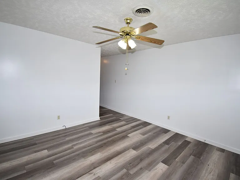 947 Charlotte St — Photo 3
