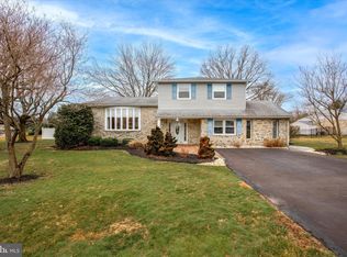 786 Red Barn Ln, Huntingdon Valley, PA 19006