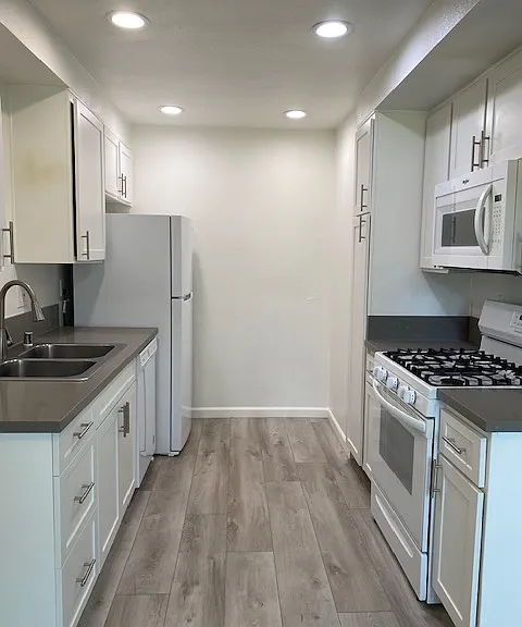 The Redlands Apartments — Photo 14