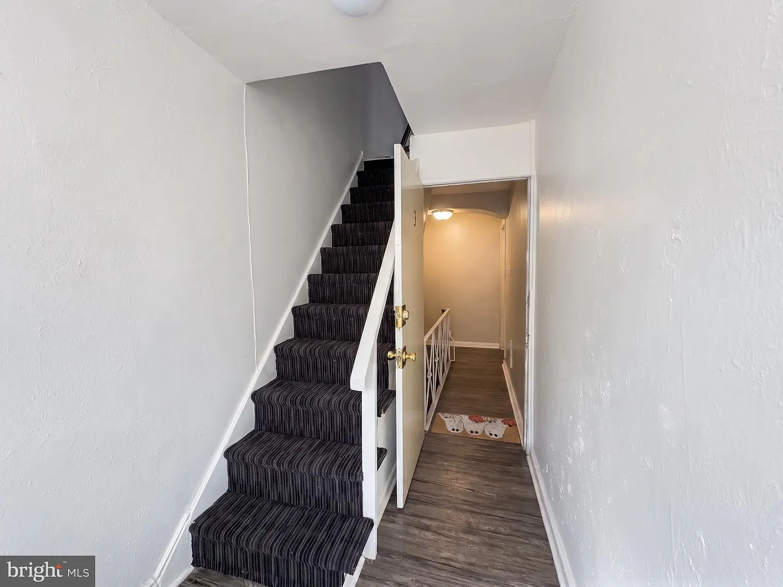2 bed, 1.0 bath, 700 sqft, $1,300 — Photo 2