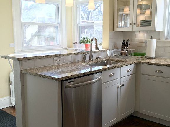 3rd image of 3289 Elsmere Road