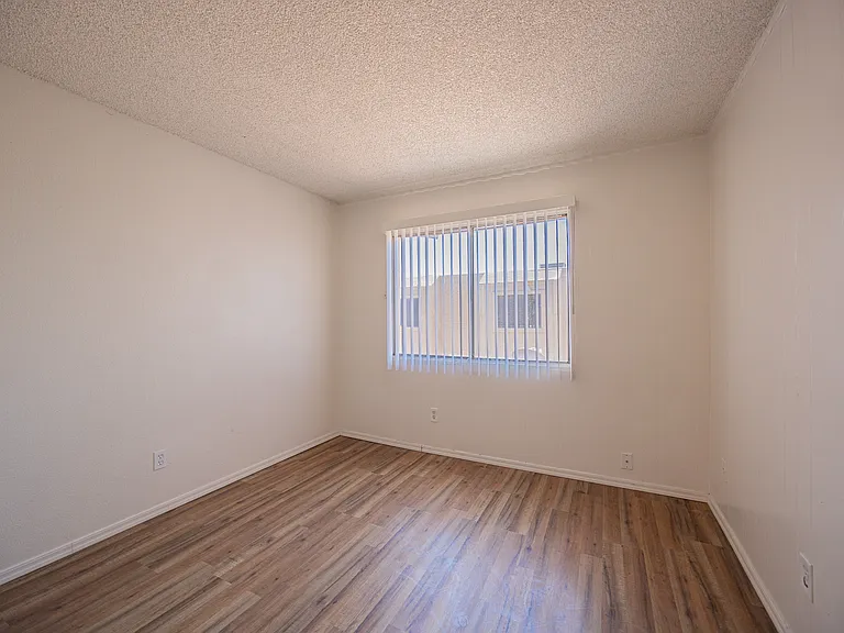 5040 N 40th Ave — Photo 12