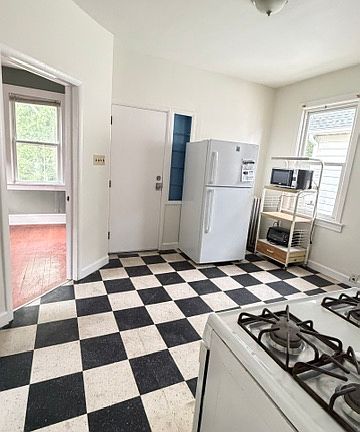 5th image of 125 Louis St Floor 2