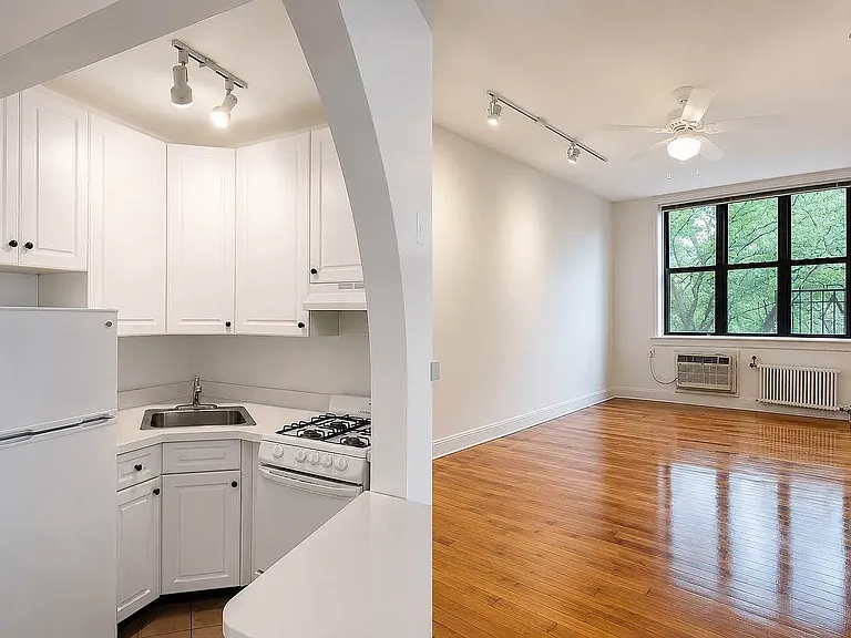 144 E 7th St #B9 — Photo 1