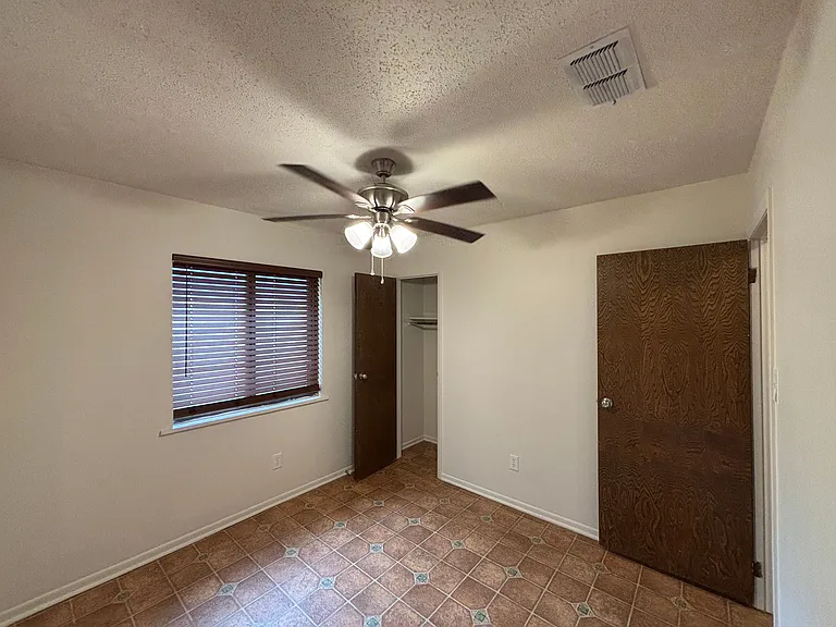middle bedroom
