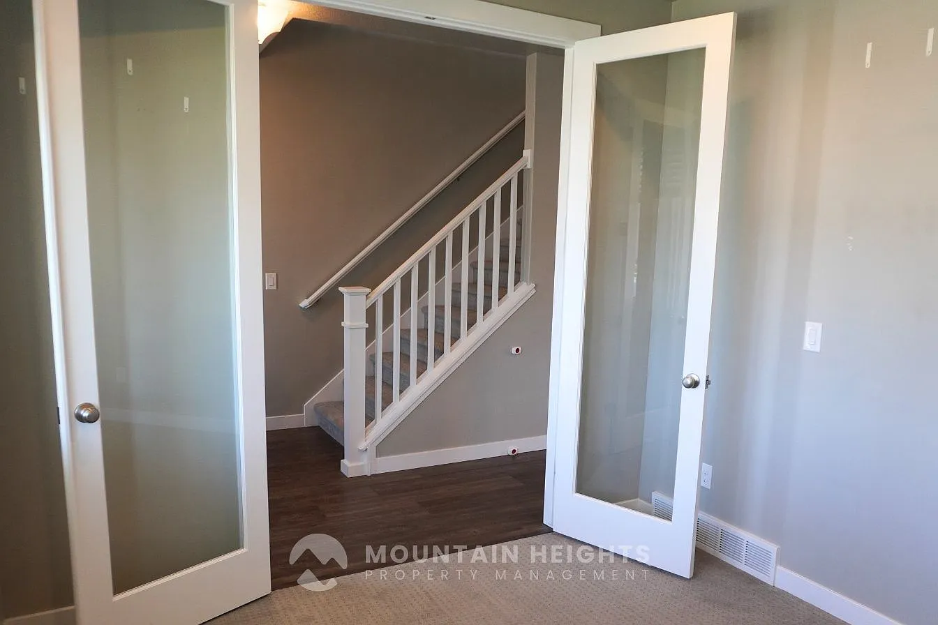 3 bed, 2.5 bath, 3600 sqft, $2,695 — Photo 4