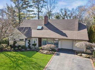 6 Oak Brook Ln, Merrick, NY 11566
