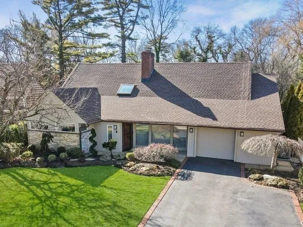 6 Oak Brook Lane, Merrick, NY 11566