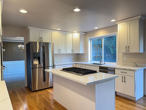 4th image of 1423 233rd Ave NE