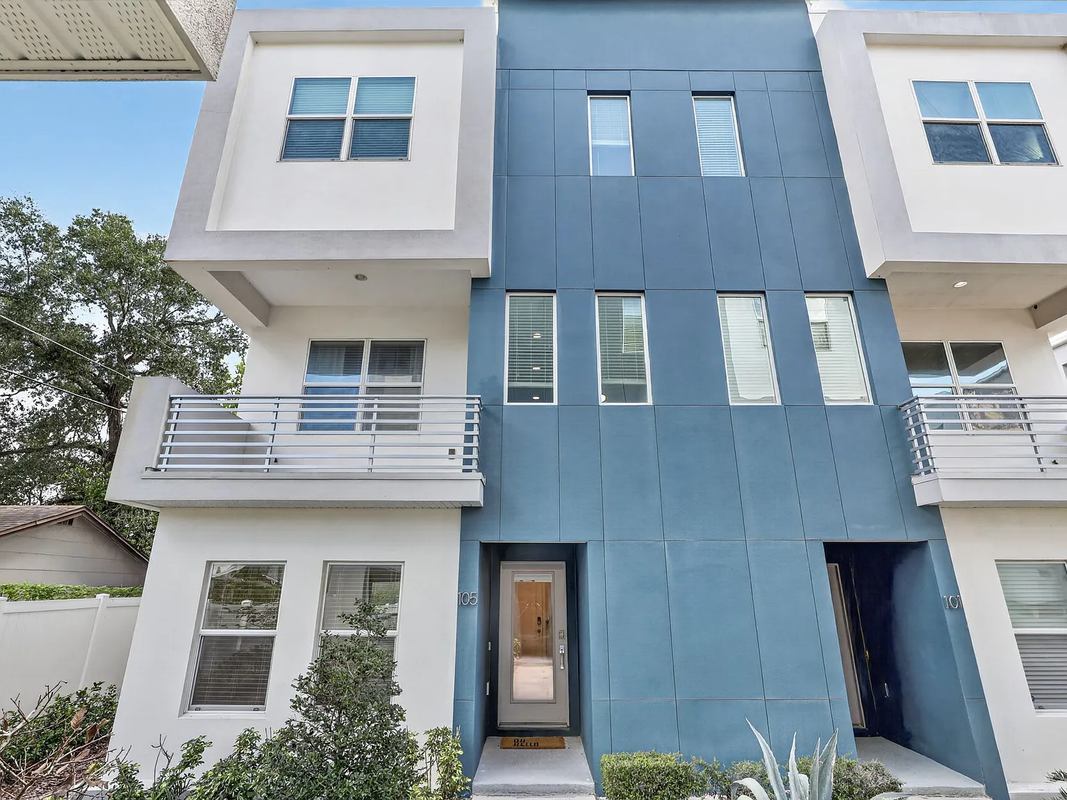 3 bed, 3.5 bath, 1916 sqft, $3,300 — Photo 2