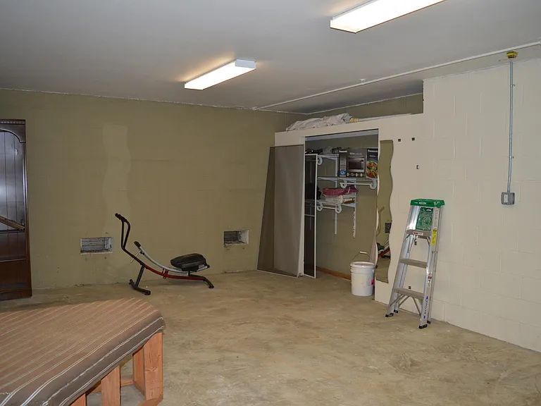 606 Park Ave — Photo 34