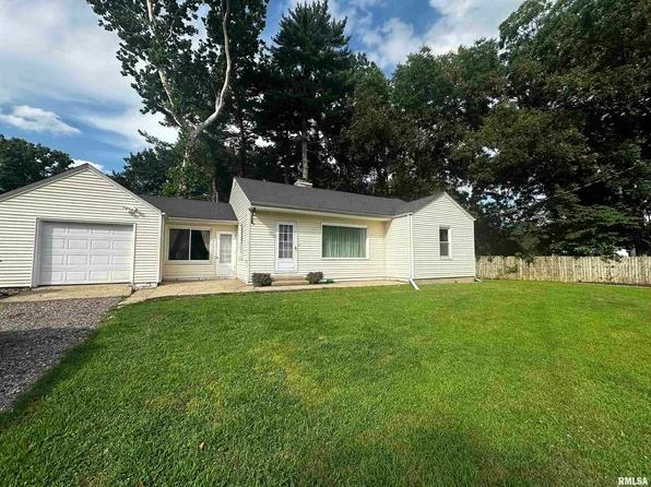 200 N Maple St, Athens, IL 62613