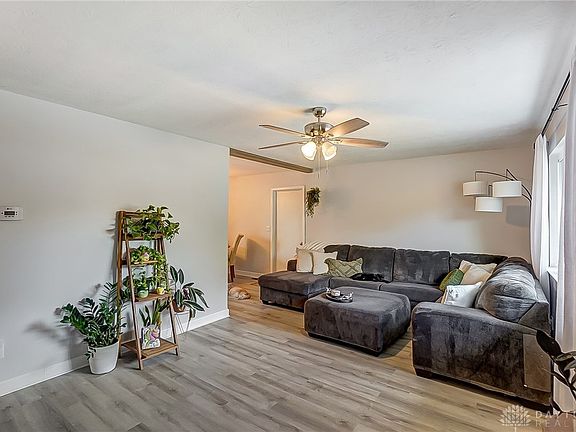 5th image of 300 Woodlawn Dr