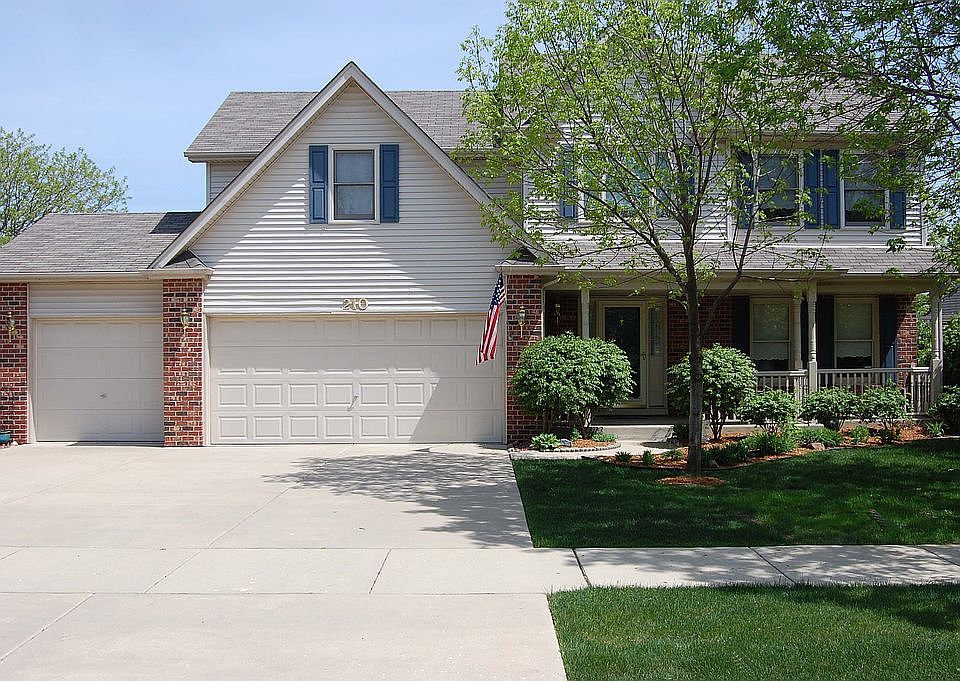 Great curb appeal, 3-car garage, quite dead-end street!