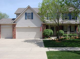 210 S Oakhurst Dr, Aurora, IL 60504