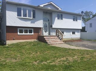92 Orchard St, Lindenhurst, NY 11757