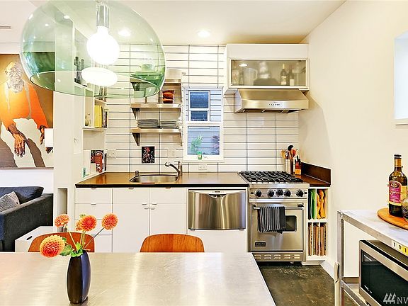 Paperston counters , top of the line Stainless steel appliances: Viking range , Liebher refrigerator