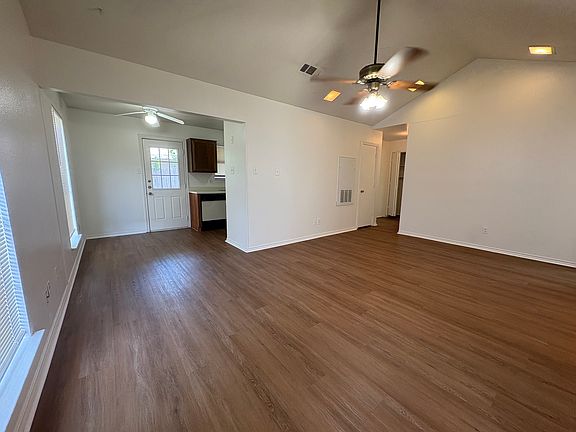 4th image of 718 Hillcrest Ct