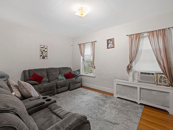 3rd image of 108 Cass St