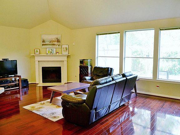 3rd image of 3210 Worthington Dr