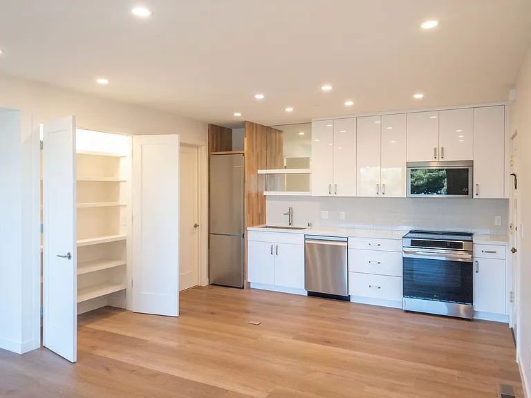 Stunning, Fully Remodeled Jr. 1bd/1ba! Remodeled! Private Deck! Parking! Laundry! Progressive! — Photo 5