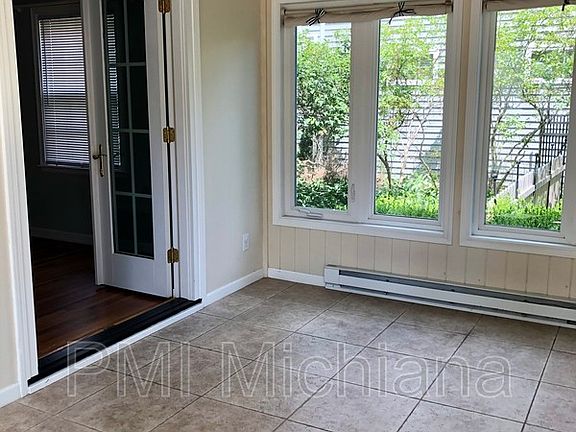 4th image of 110 N Hawthorne Dr