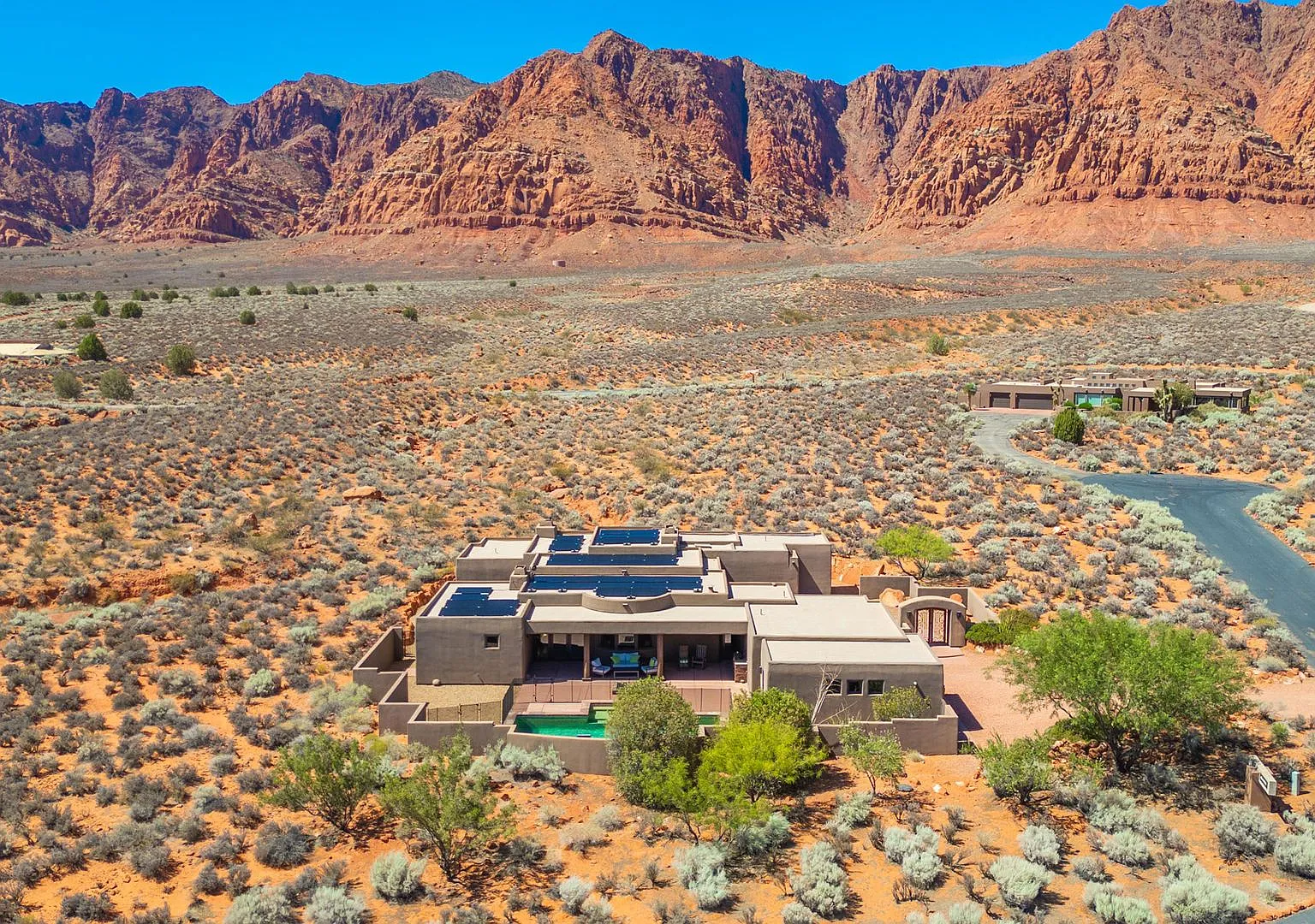 Exquisite Custom Home in Prestigious Community with Breathtaking Views — Photo 3
