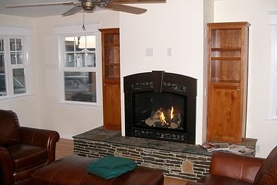 Living room fireplaces:  2  total fireplaces