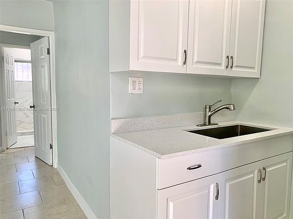3rd image of 2901 NW 18th St #20