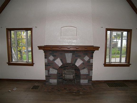 4th image of 101 Basswood Ave
