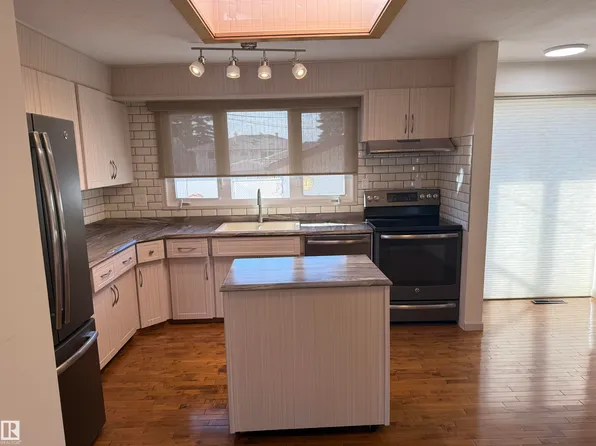 16605 93rd Ave NW, Edmonton, AB T5R 5H9