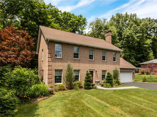 39 Glenbrook Dr, Grove City, PA 16127