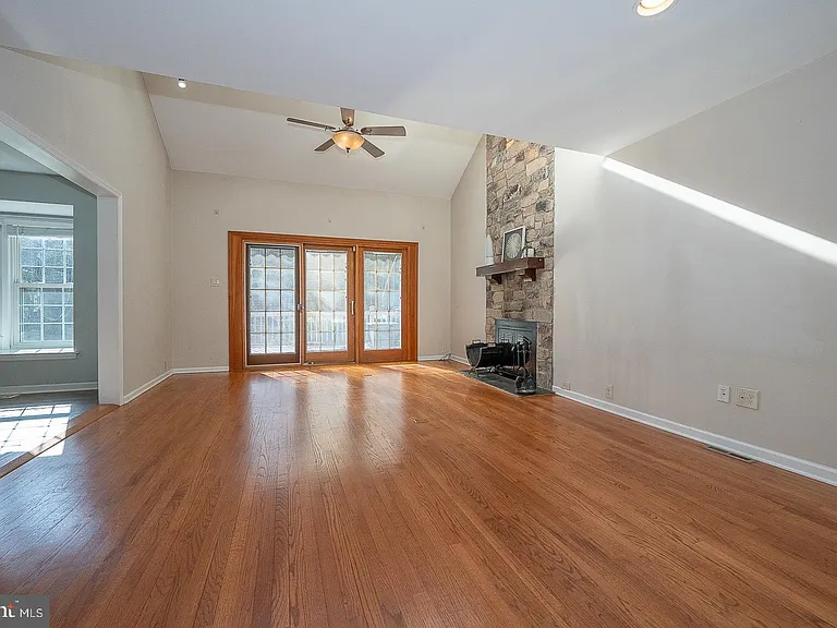 1099 Armstrong Ct — Photo 17