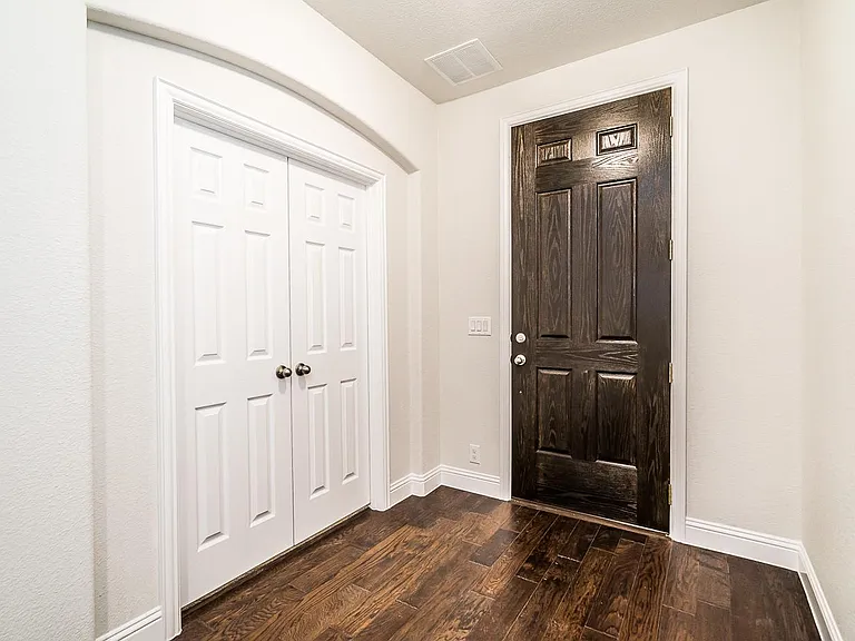 3816 Walden Dr — Photo 2