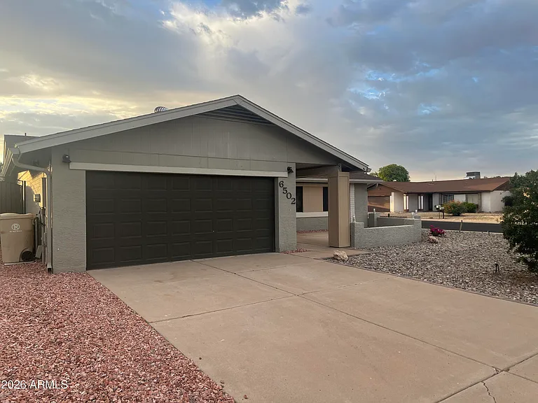 6502 W Mercer Ln — Photo 2