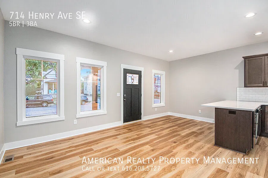5 bed, 2.5 bath, 1800 sqft, $3,400 — Photo 2