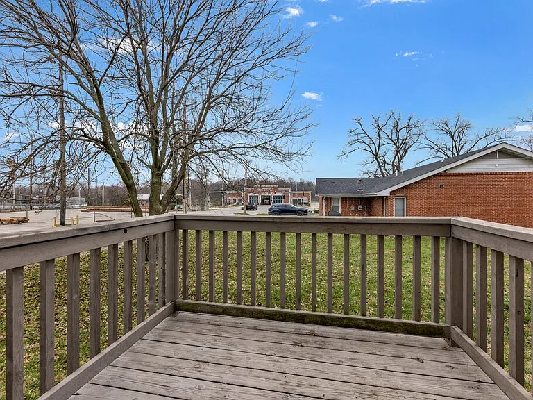 684 E College St — Photo 11