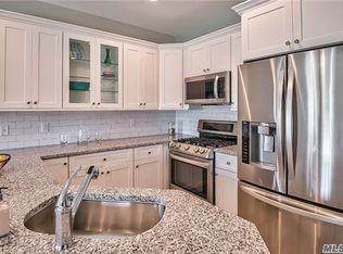 405 Canoe Pl, Copiague, NY 11726