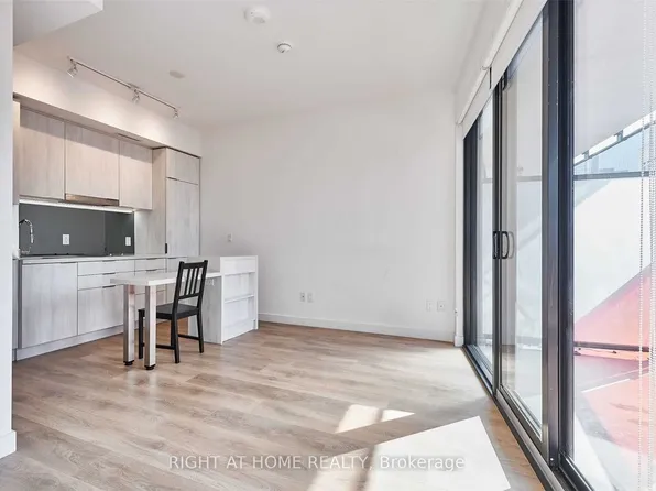 215 Queen St W Unit 1716, Toronto, ON M5V 1Z4