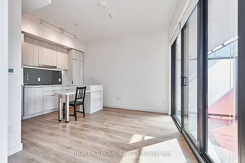 215 Queen St W Photo 1