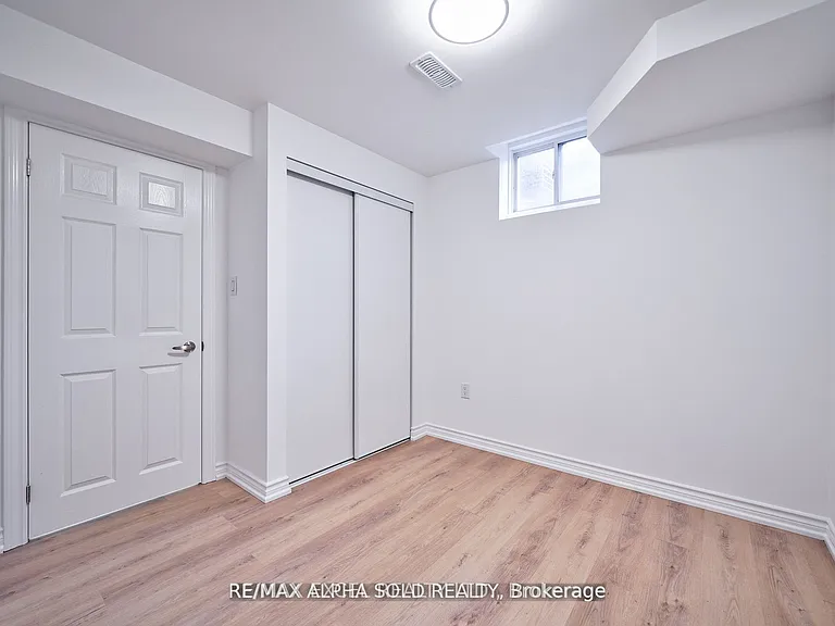 1229 McCron Cres — Photo 8