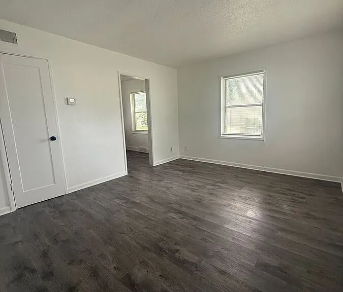 9525 Charlotte St — Photo 4