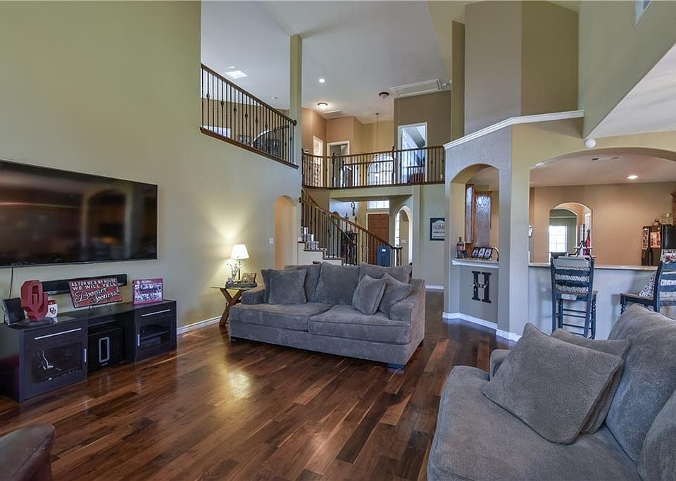 1st image of 812 Warwick Ct