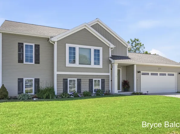 338 Vansen Dr, Kent City, MI 49330