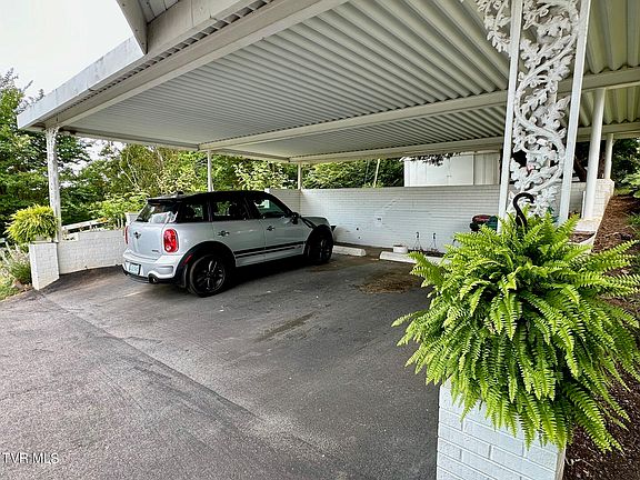 3rd image of 502 Valley Dr