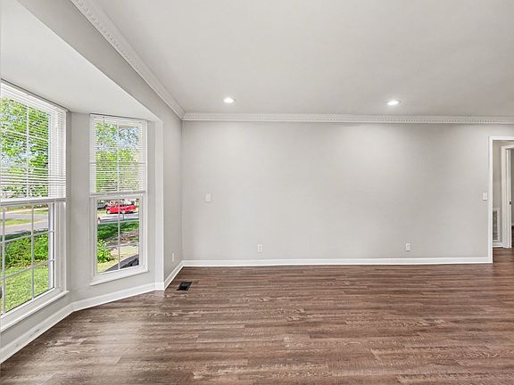 5th image of 204 Towne Valley Ct