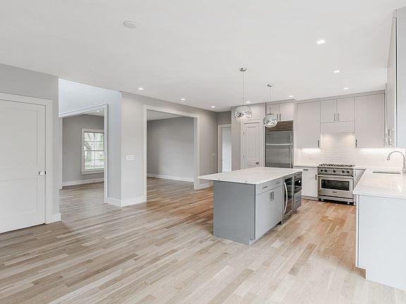 5th image of 505 Lakeside Dr N