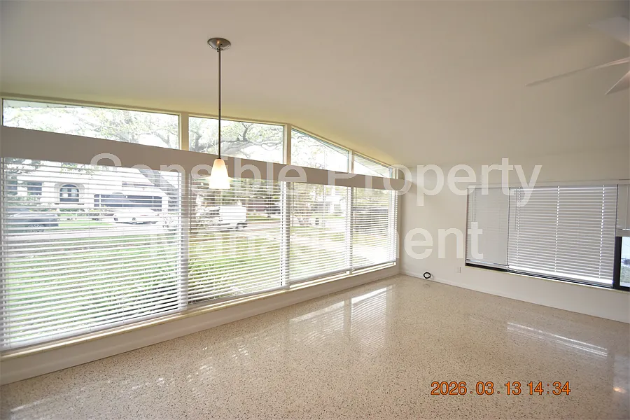 Building Photo - 528 Suwanee Cir