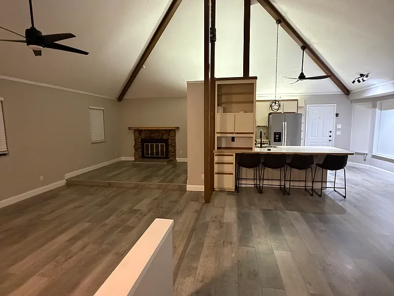 1404 Paula Dr — Photo 3