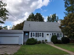 3 Warren Rd, Woodbridge, CT 06525